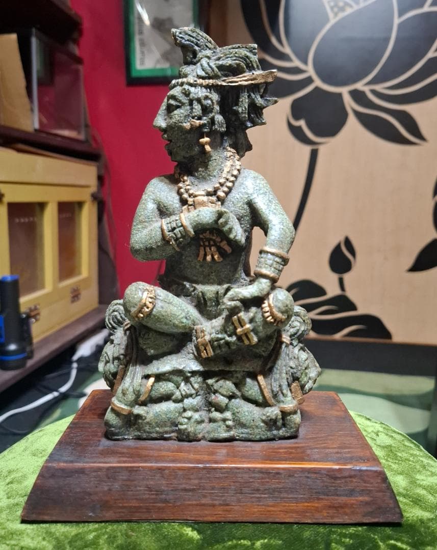 マヤ戦士像　石製