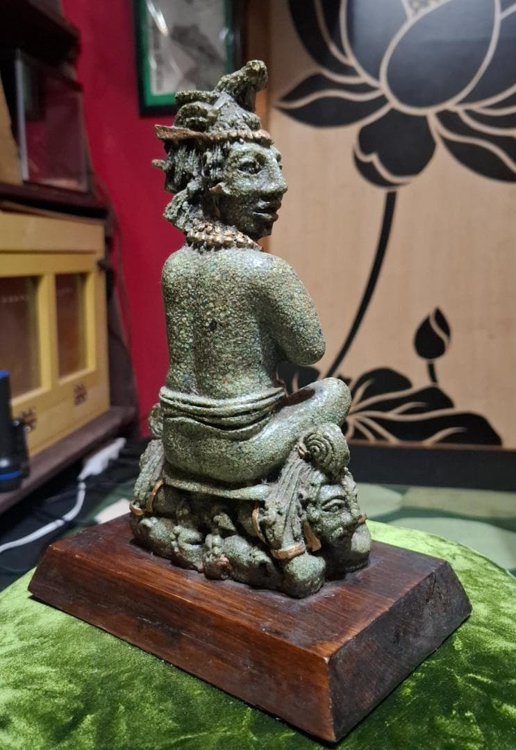 マヤ戦士像　石製