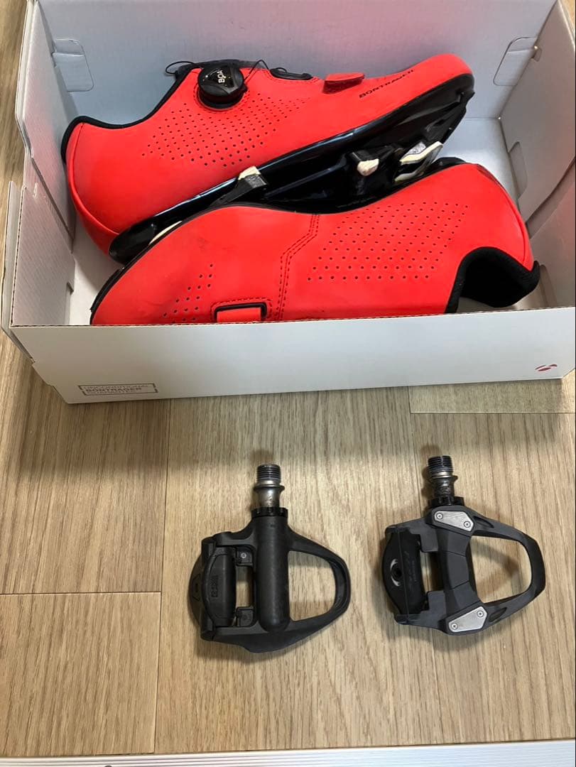 赤いロードバイクシューズ inForm