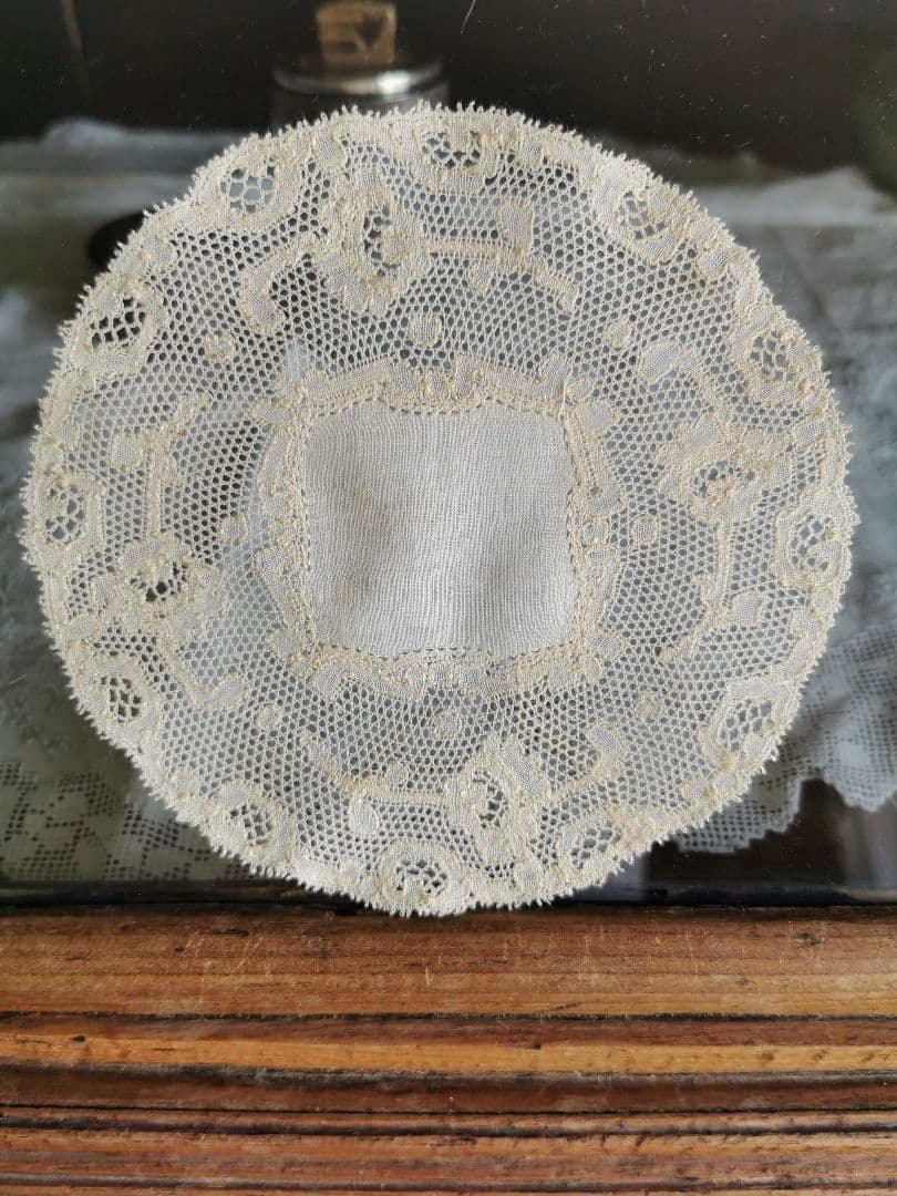 アンティーク ポワンドパリ 舞う1輪の薔薇のモチーフ センターフレームドイリー