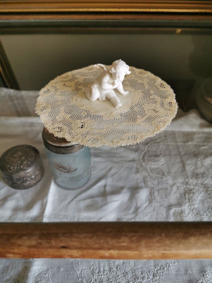 アンティーク ポワンドパリ 舞う1輪の薔薇のモチーフ センターフレームドイリー