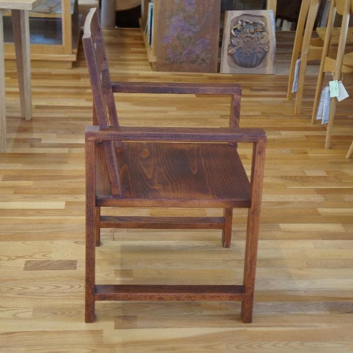 値下げしました！！。木製手掛け付き椅子
