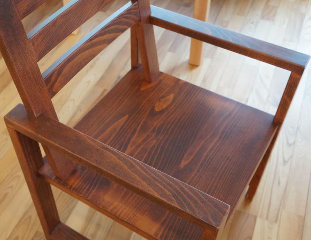 値下げしました！！。木製手掛け付き椅子