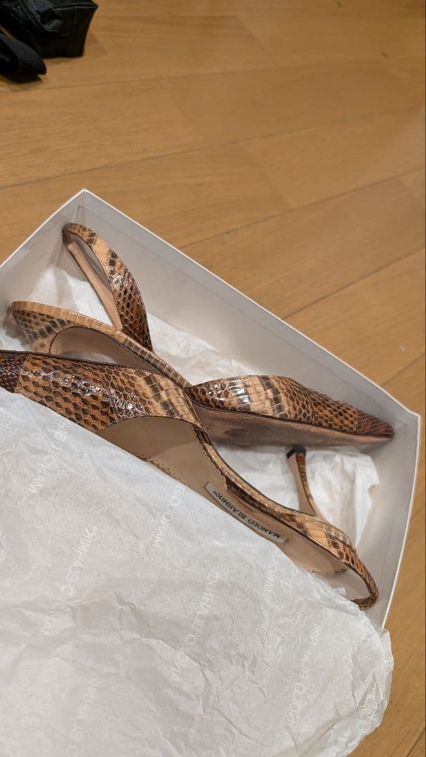 MANOLO BLAHNIK ヘビ柄スリングバックパンプス