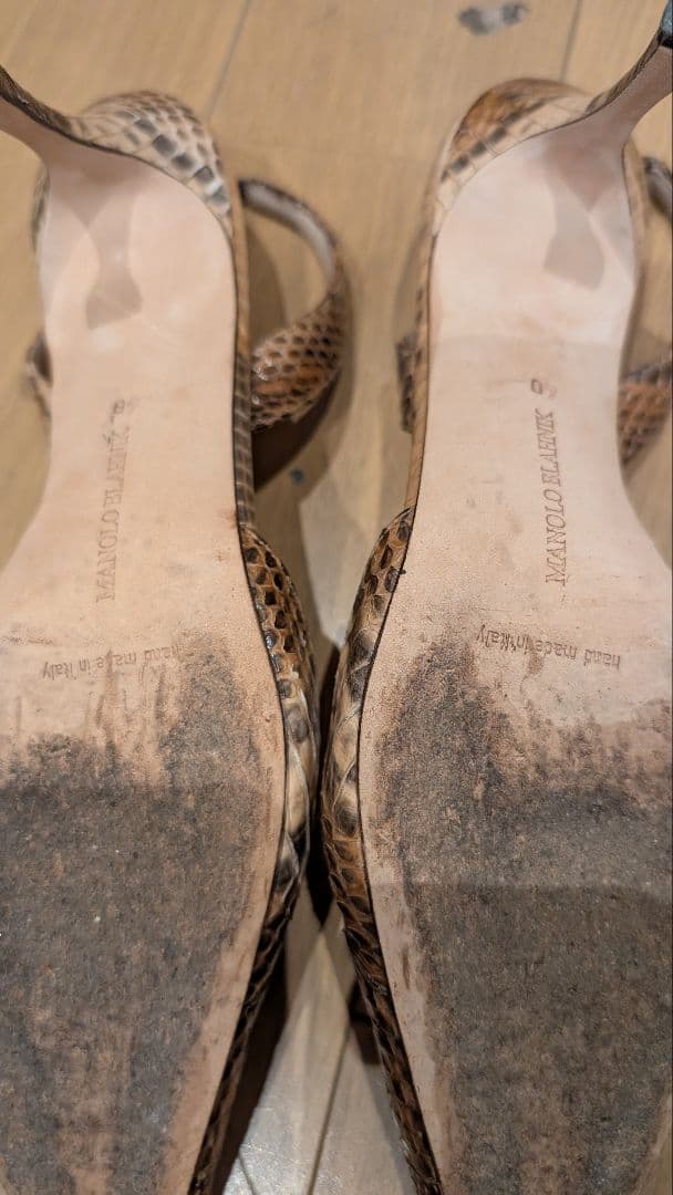 MANOLO BLAHNIK ヘビ柄スリングバックパンプス