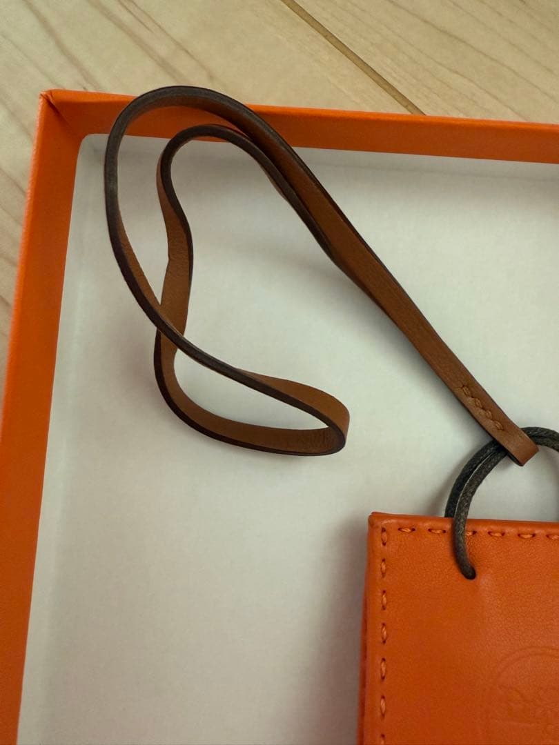 エルメス サックオランジュ レザーチャーム ストラップ ロゴ ショッパーチャーム