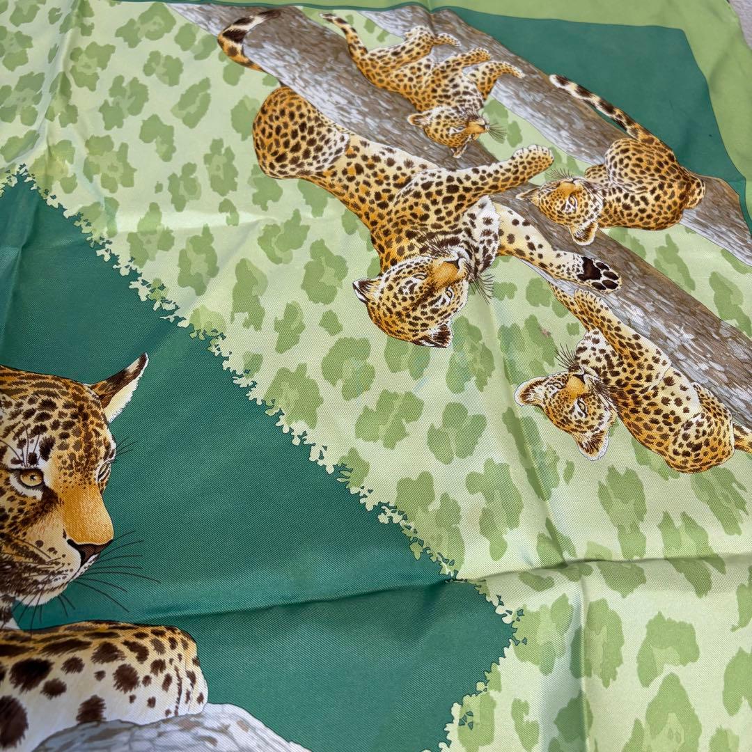 サルヴァトーレフェラガモ シルク イタリア製 動物 大判スカーフ ストール