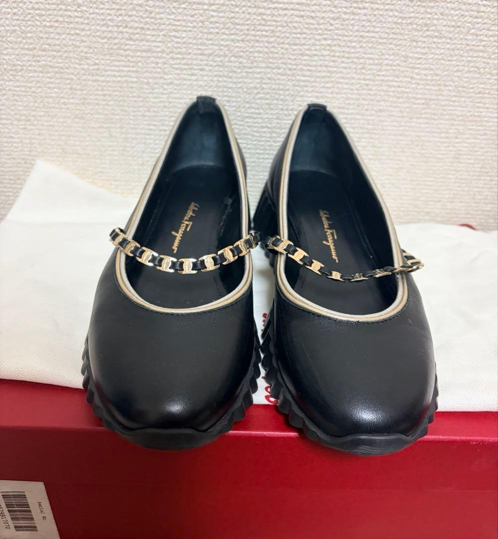フェラガモ スニーカー　パンプス 61/2C チェーン　ストラップ