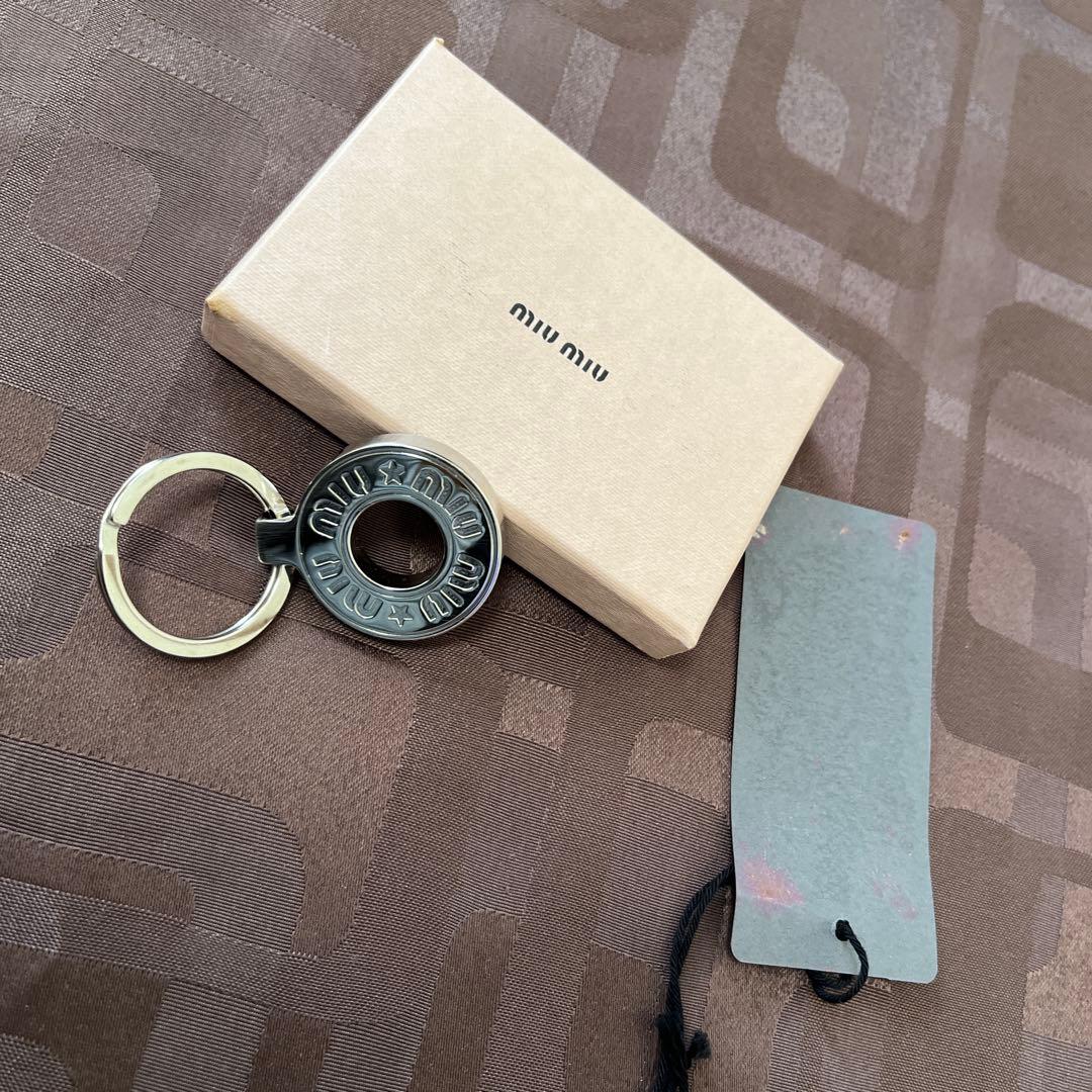 MIU MIU シルバーメタルキーホルダー