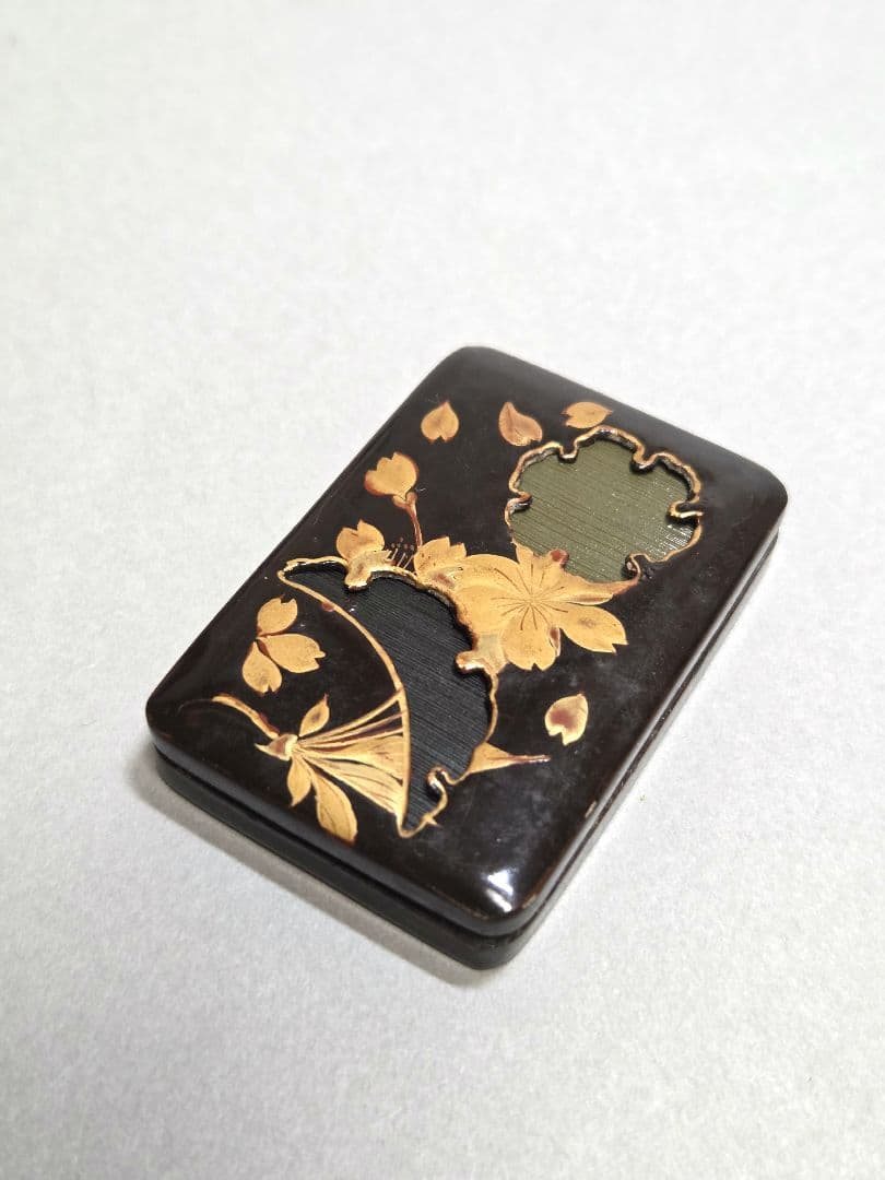 古い小さな雛道具　蒔絵の小箱　桜の図