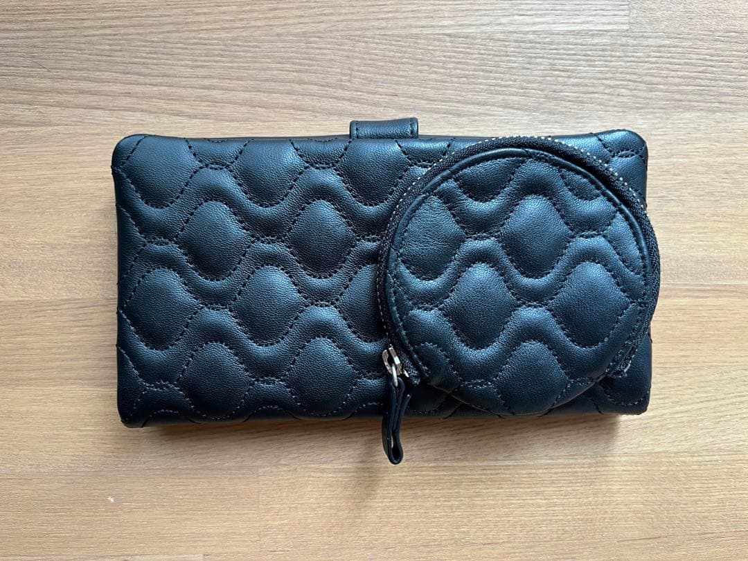 ブラック キルティング 二つ折り財布