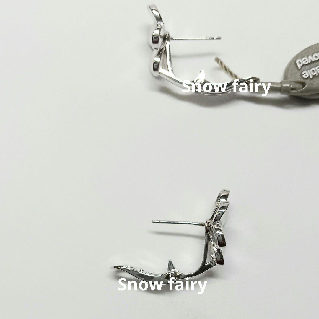 ハイクオリティ　三つ葉ピアス　フラワーピアス　WGカラー