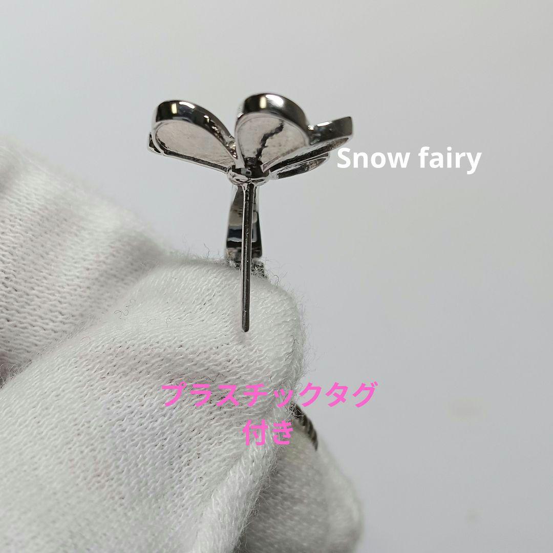 ハイクオリティ　三つ葉ピアス　フラワーピアス　WGカラー