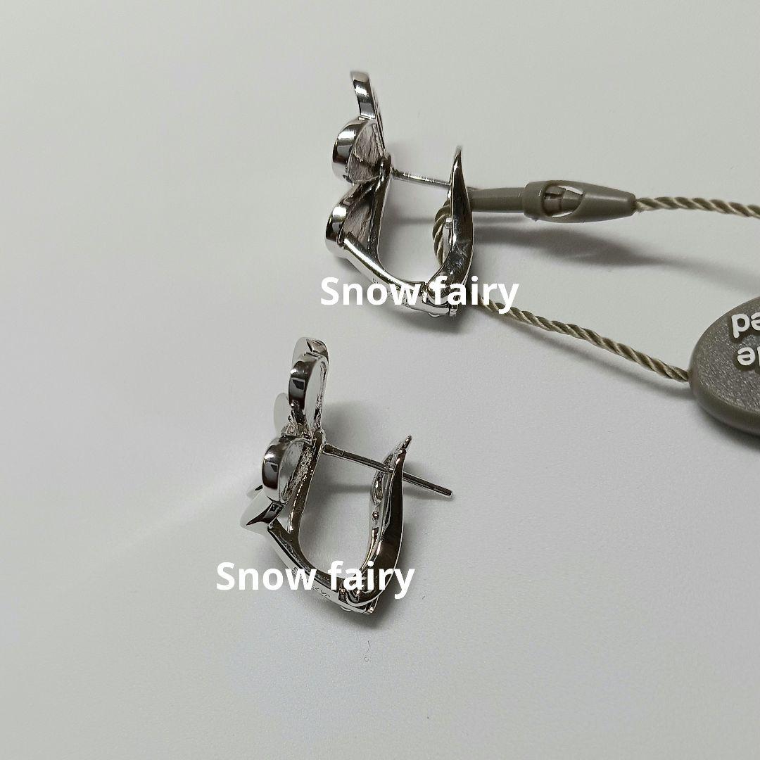 ハイクオリティ　三つ葉ピアス　フラワーピアス　WGカラー