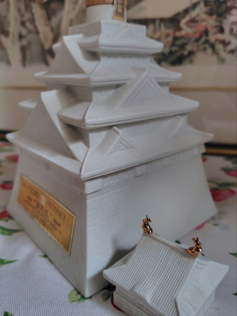 サントリー　ウイスキー　大阪城型ボトル　陶器　未開栓　古酒　ローヤル