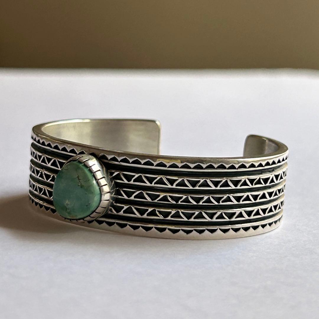 ナバホ族 オーヴィルホワイト ターコイズ付きバングル