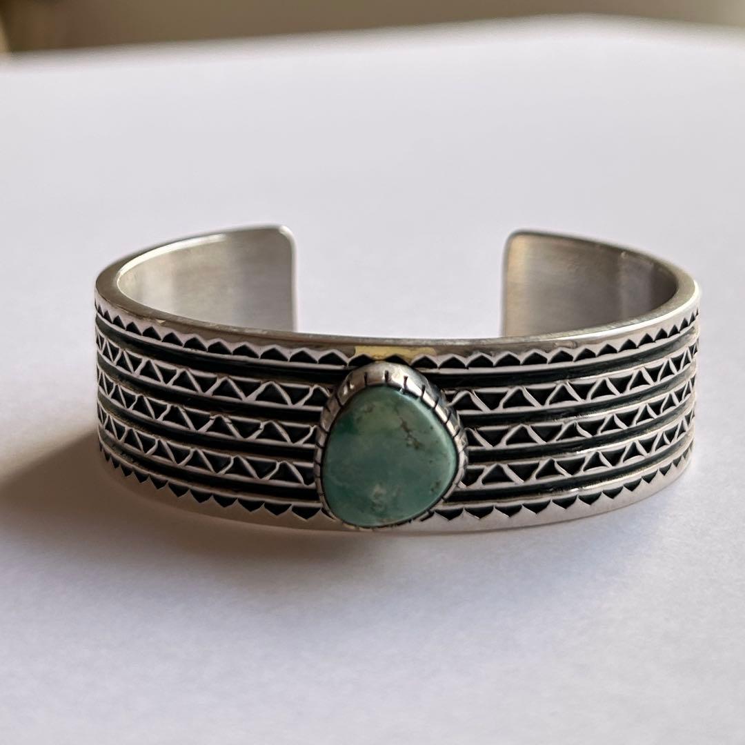 ナバホ族 オーヴィルホワイト ターコイズ付きバングル