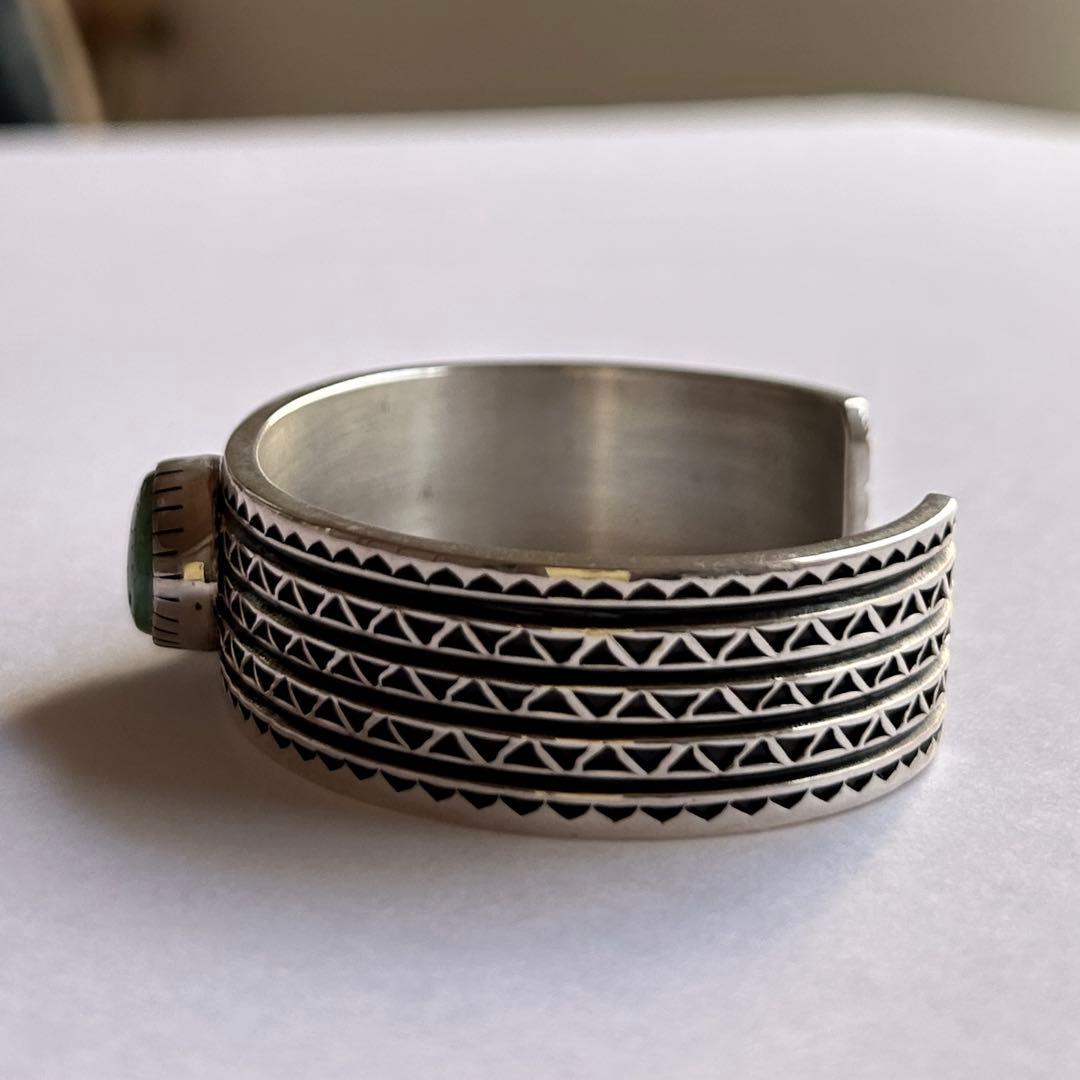 ナバホ族 オーヴィルホワイト ターコイズ付きバングル