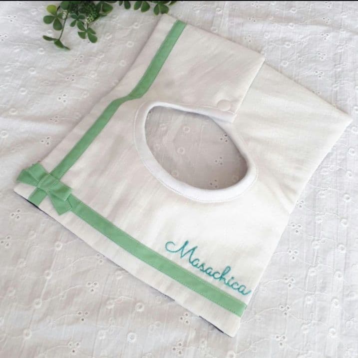 プレゼントみたいなスタイ(ネイビーチェック、ネイビーリボン)