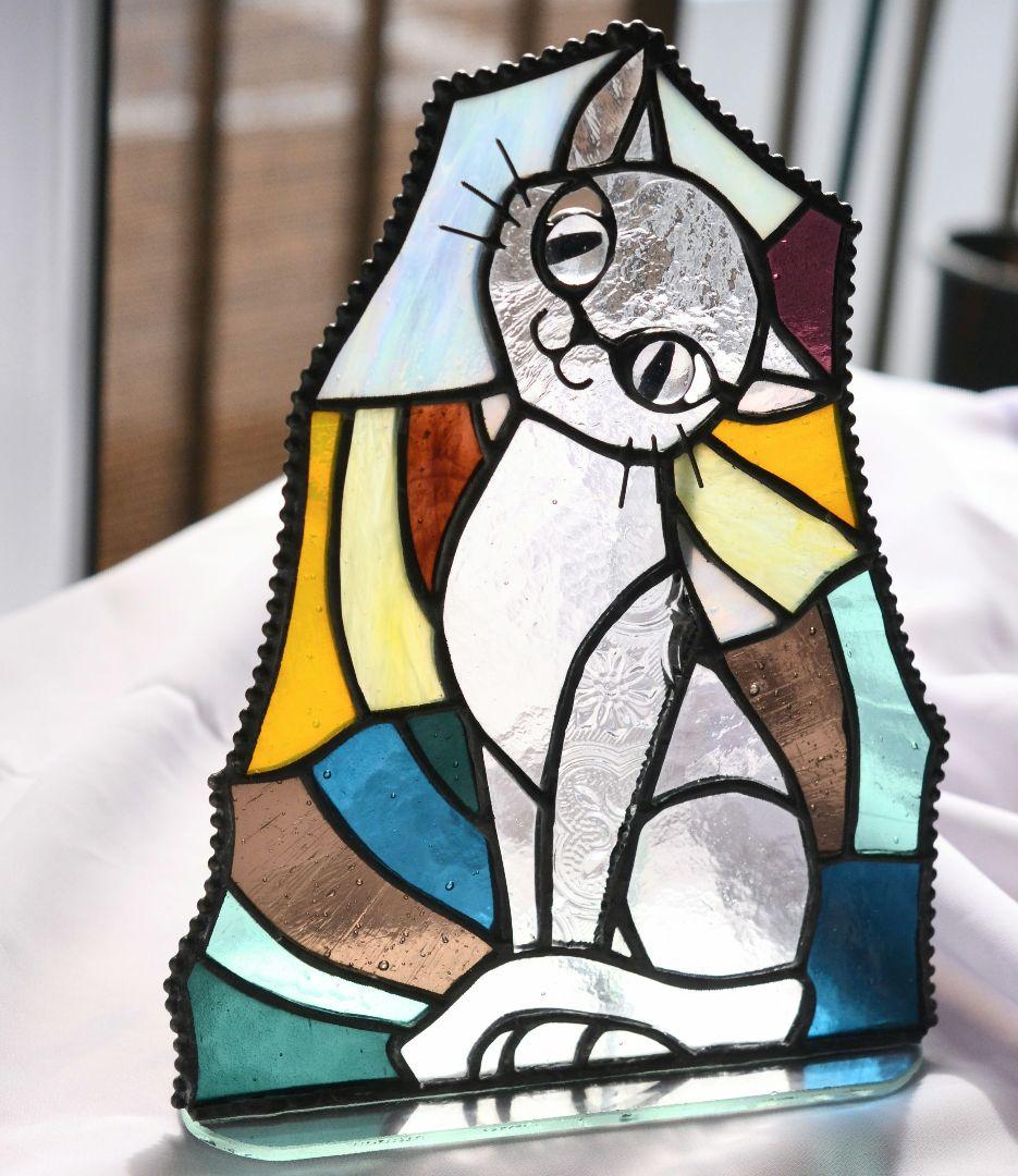 ステンドグラスの透明な猫