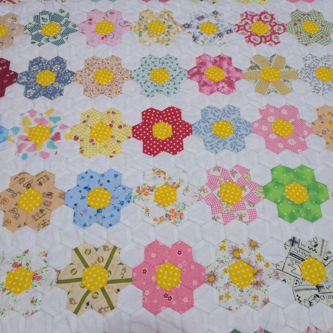 パッチワークキルト　お花のタペストリー　難あり