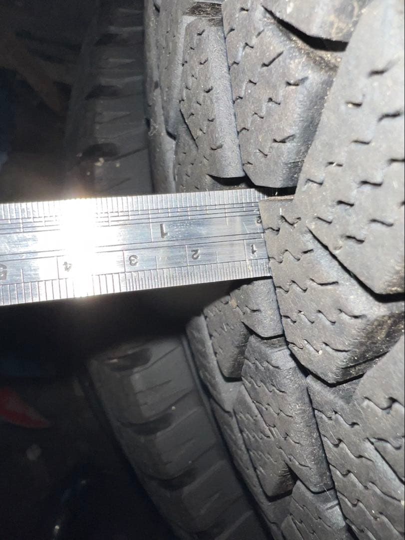 ハイエース　スタッドレスタイヤ　15インチ　②