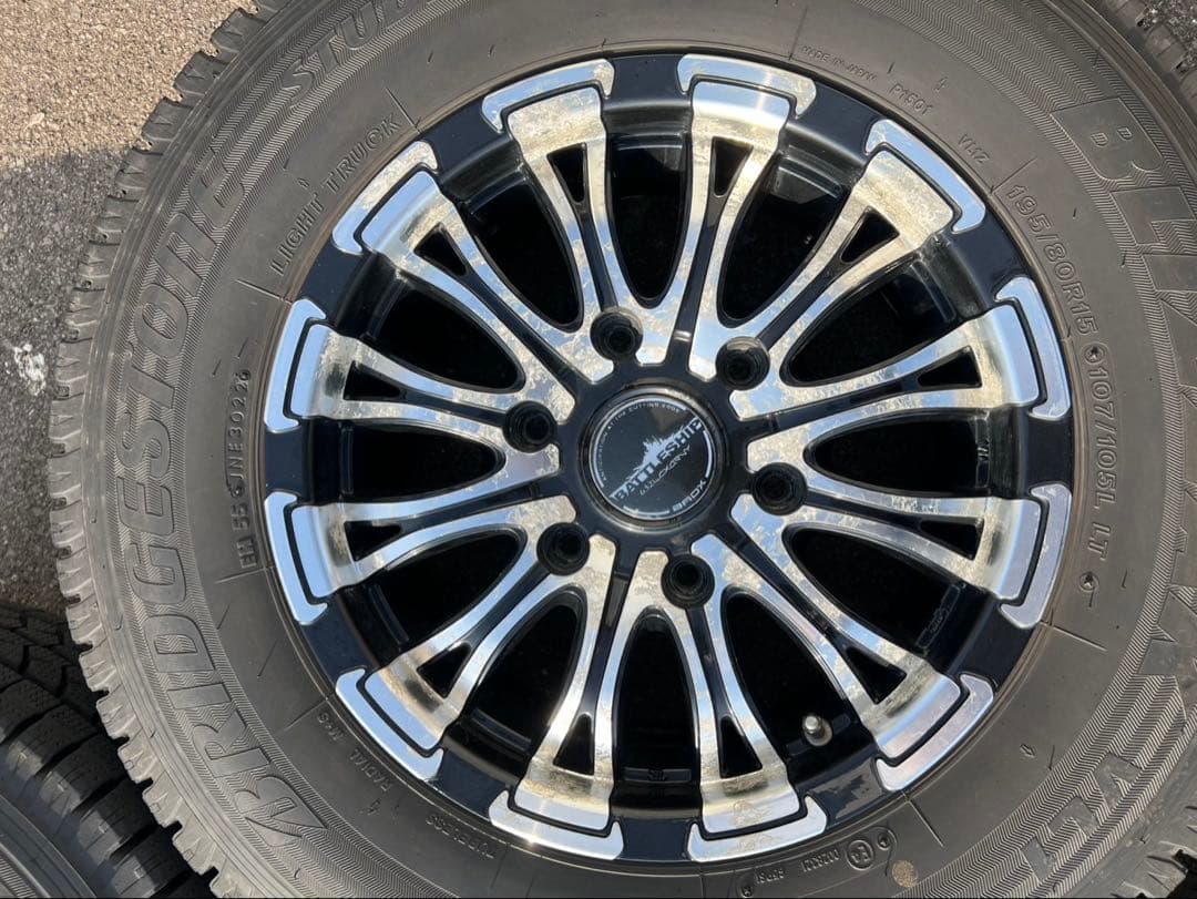 ハイエース　スタッドレスタイヤ　15インチ　②