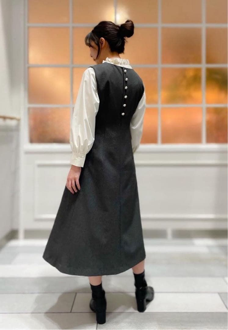 【strawberry fields 】新品　Vネック　パール釦　ワンピース
