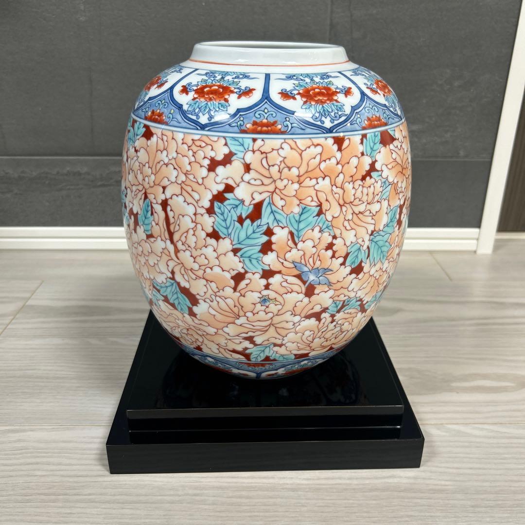 小笠原藤右衛門　提灯花瓶－赤濃牡丹尽くし