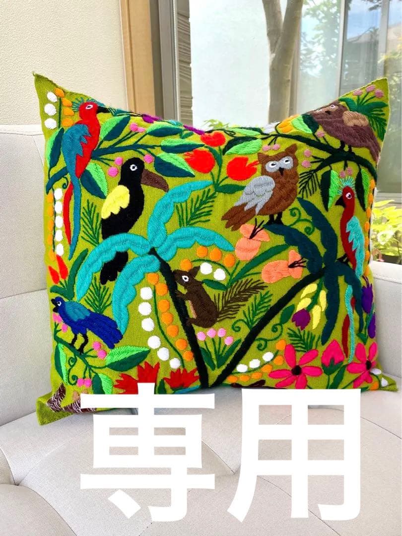 メキシコの手作りの刺繍　手織機で織られた手作りクッションカバー