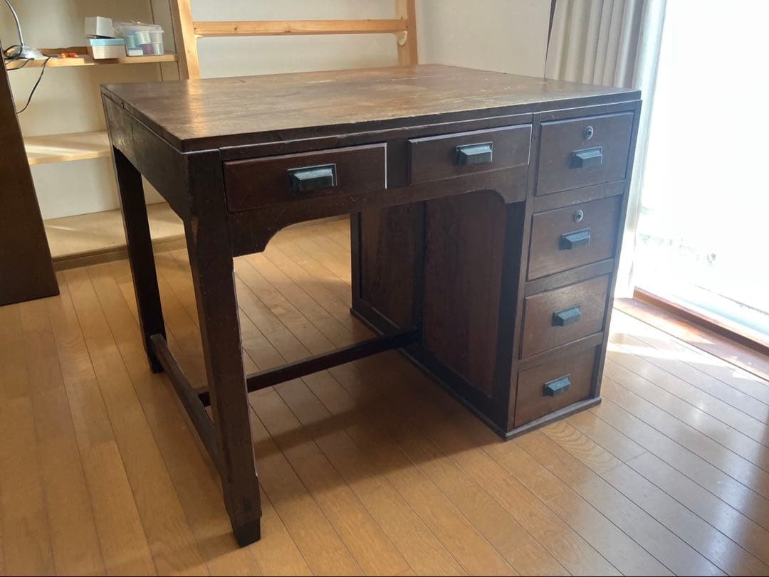 昔、郵便局で使われていた机
