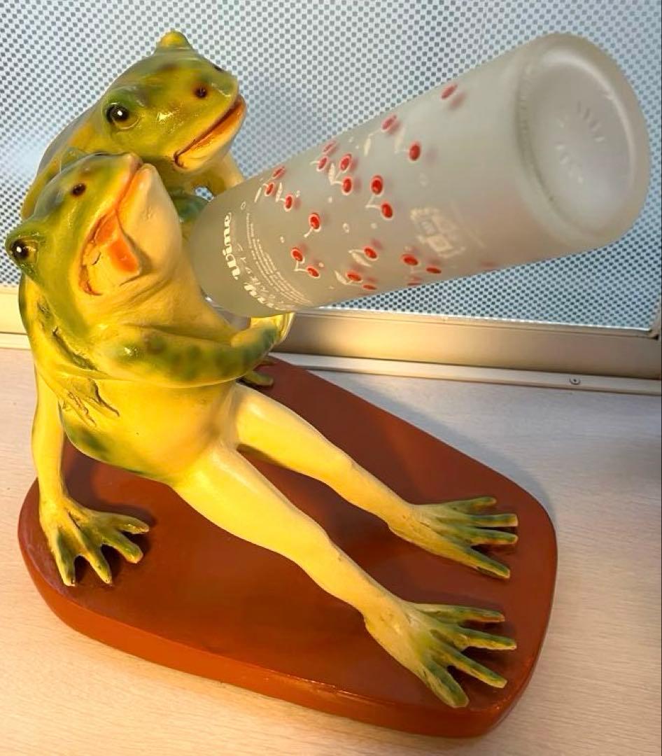 カエルのワインホルダー　置物
