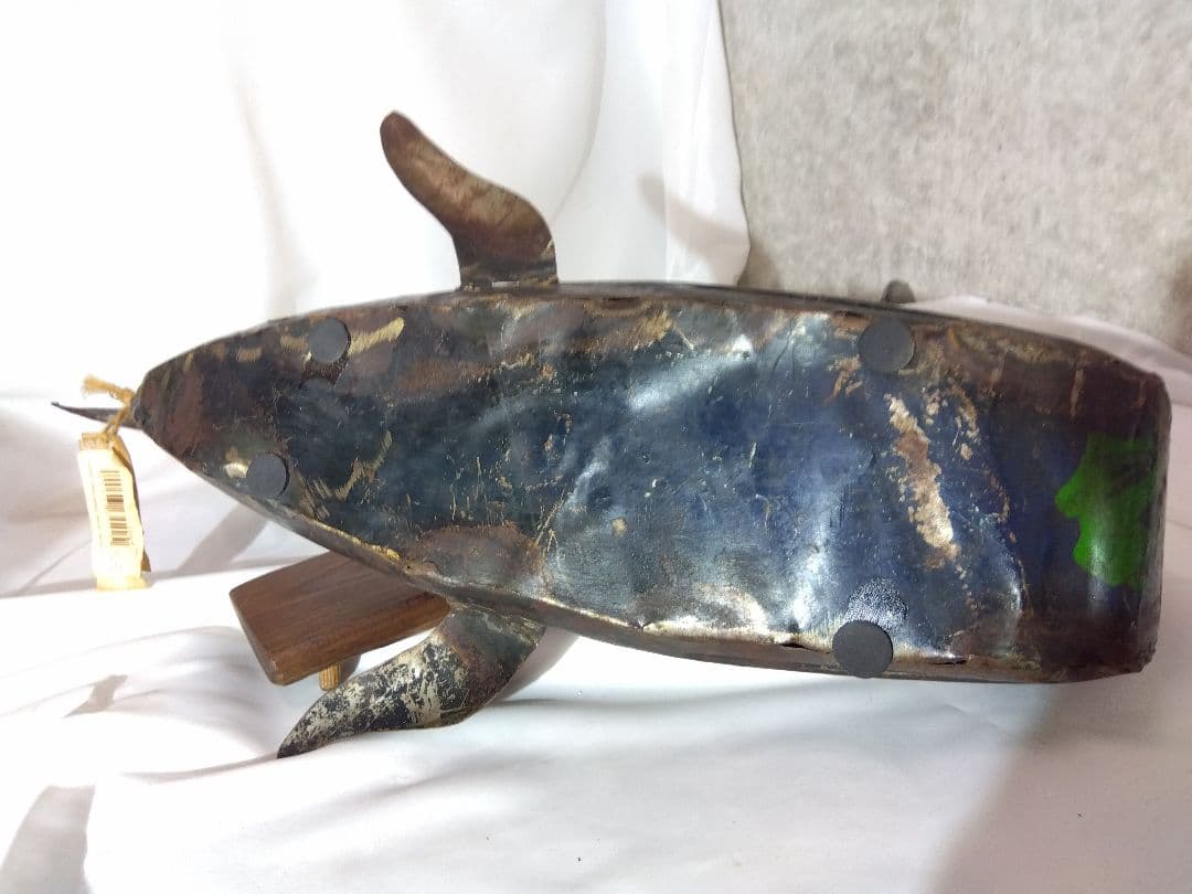 Art　クジラ　ブリキオブジェ　木製台付き　インド製