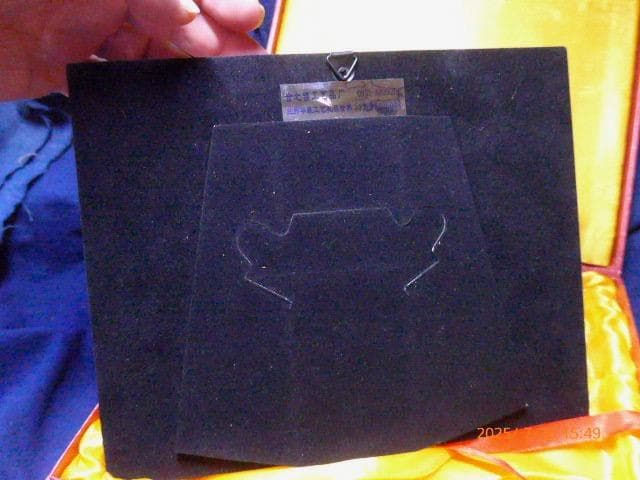 24Kの金彫刻です。二体の天女が描かれた伝統劇な図柄です。箱、保証書付き詳細不明