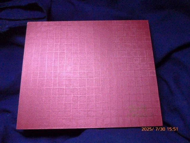 24Kの金彫刻です。二体の天女が描かれた伝統劇な図柄です。箱、保証書付き詳細不明