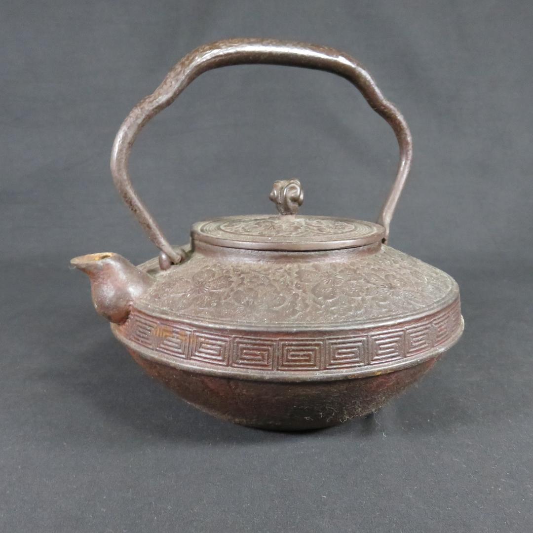 鉄瓶 花 雷文様 錆あり 鉄分補給 南部鉄器か