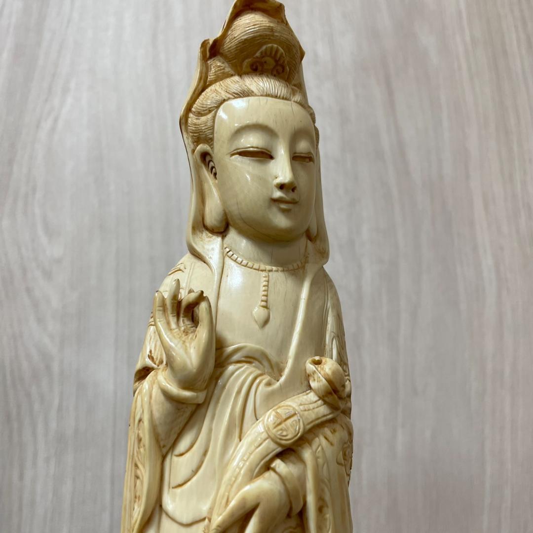 中国古美術 仏教美術 観音菩薩像 天然素材 白素材 ガラスケース付き