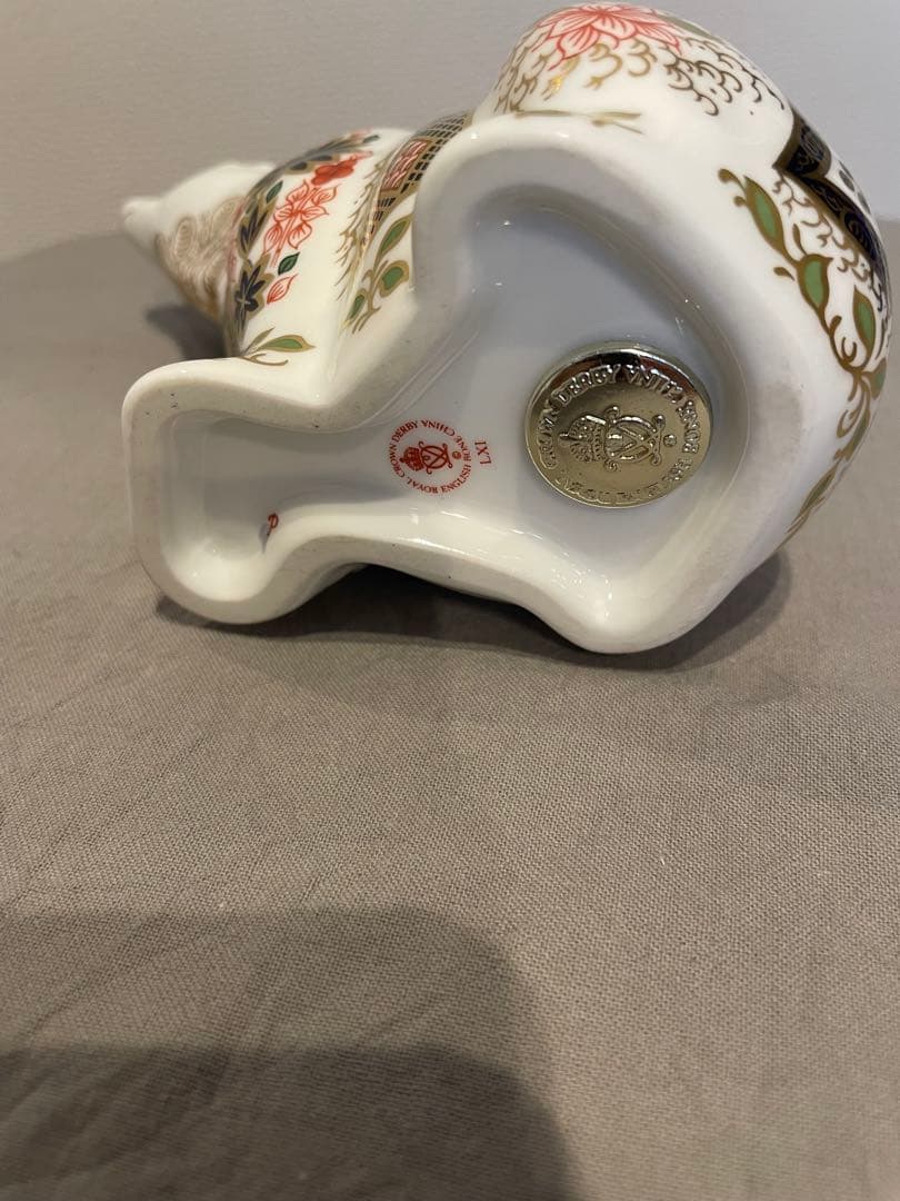 ロイヤルクラウンダービー　陶器製クマの置物 金赤装飾