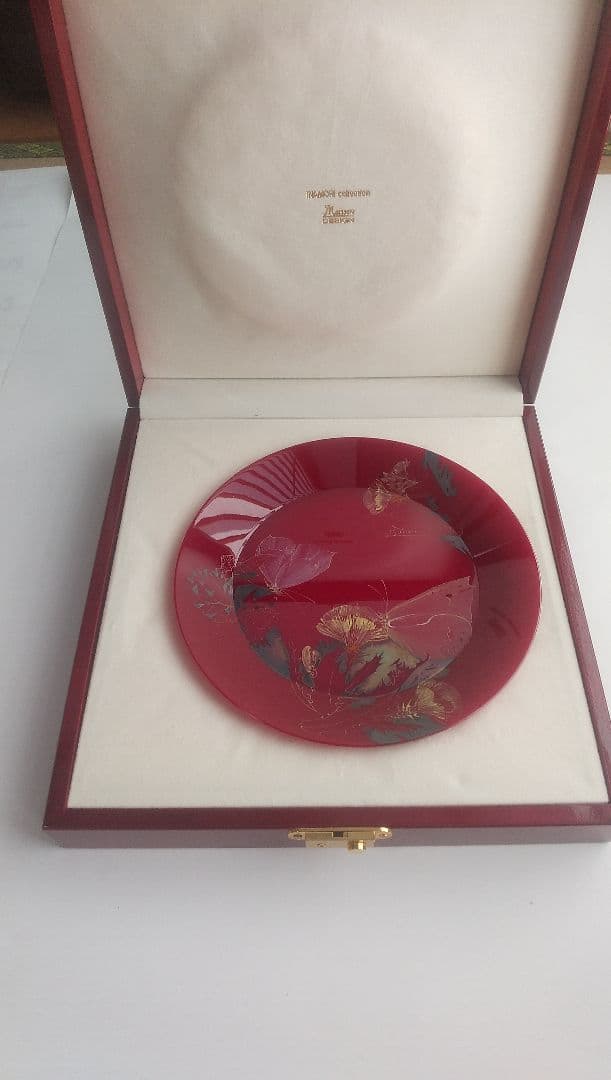 赤い陶器の皿 蝶の模様 19，5cm