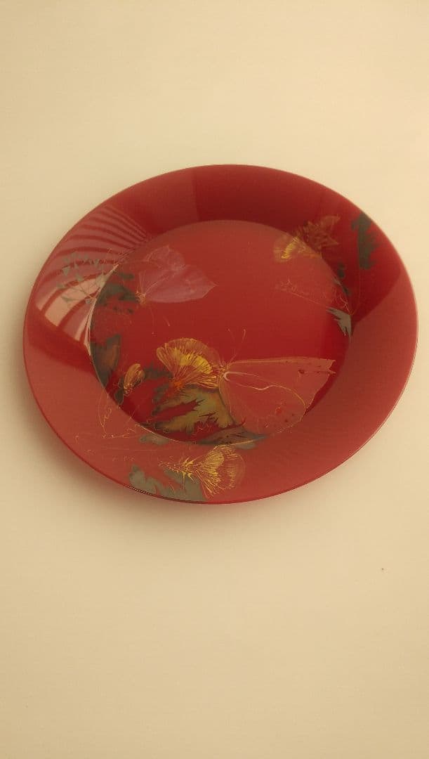 赤い陶器の皿 蝶の模様 19，5cm