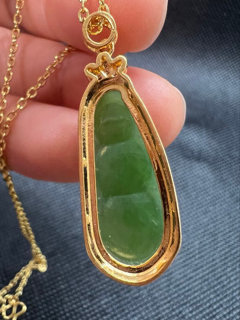 18k使用和田玉翡翠グリーン枝豆型のペンダントトップ　海外鑑定書付きAB1093