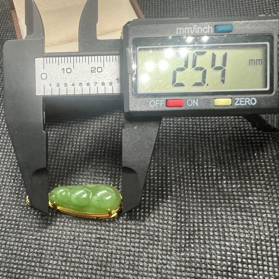 18k使用和田玉翡翠グリーン枝豆型のペンダントトップ　海外鑑定書付きAB1093