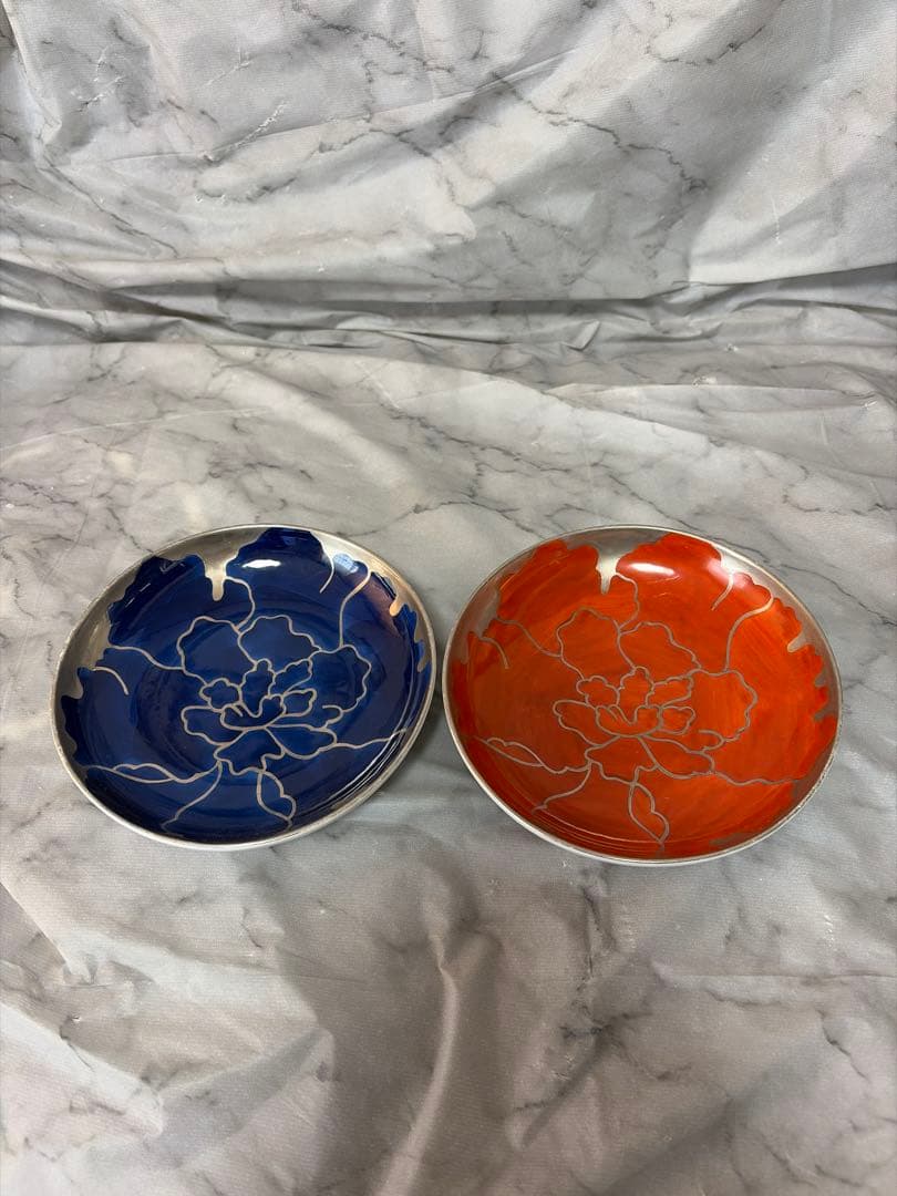 【有田焼】赤と瑠璃色の銘々皿　銀彩　大輪花　２枚