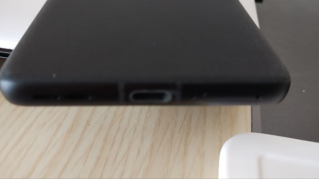 付属品一式全て揃っています。 1ヶ月位使用。 黒のカバー付けていたので綺麗です。