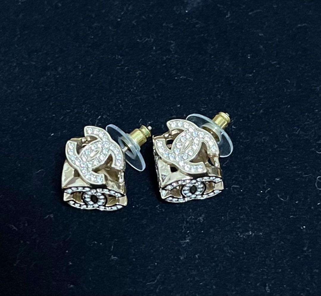 【美品・希少】CHANEL ５面ロゴピアス