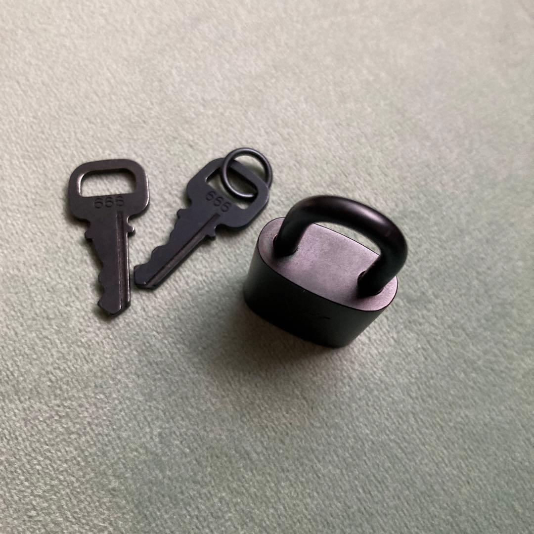 未使用品　LOUISVUITTON 南京錠　ブラック　ガンメタ　鍵付き