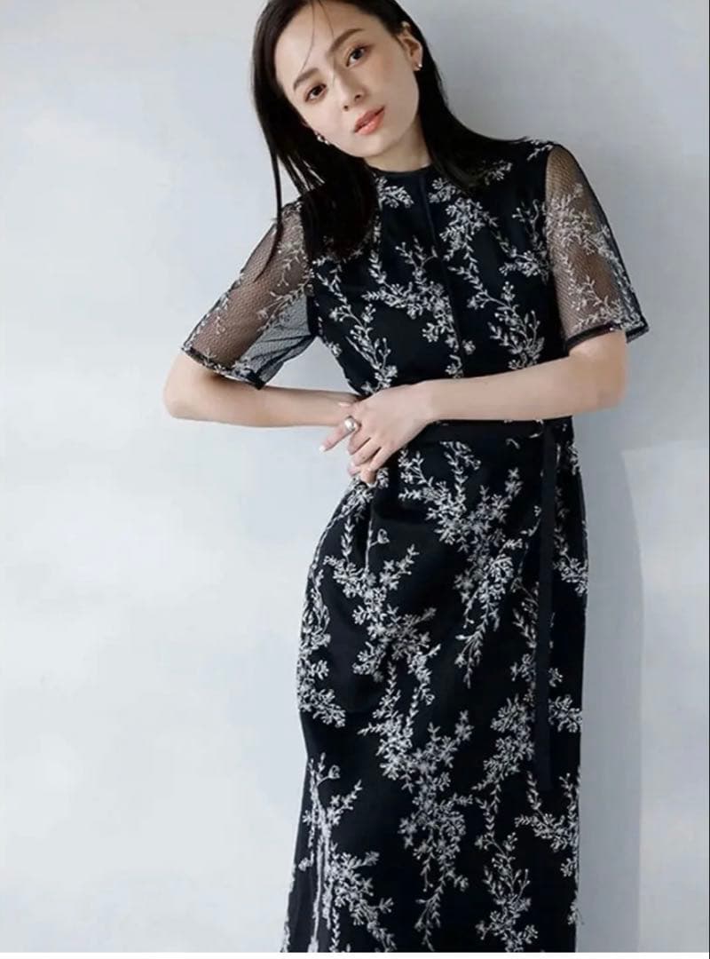 【超美品】anuans フラワーエンブロイダリーワンピース　BLACK