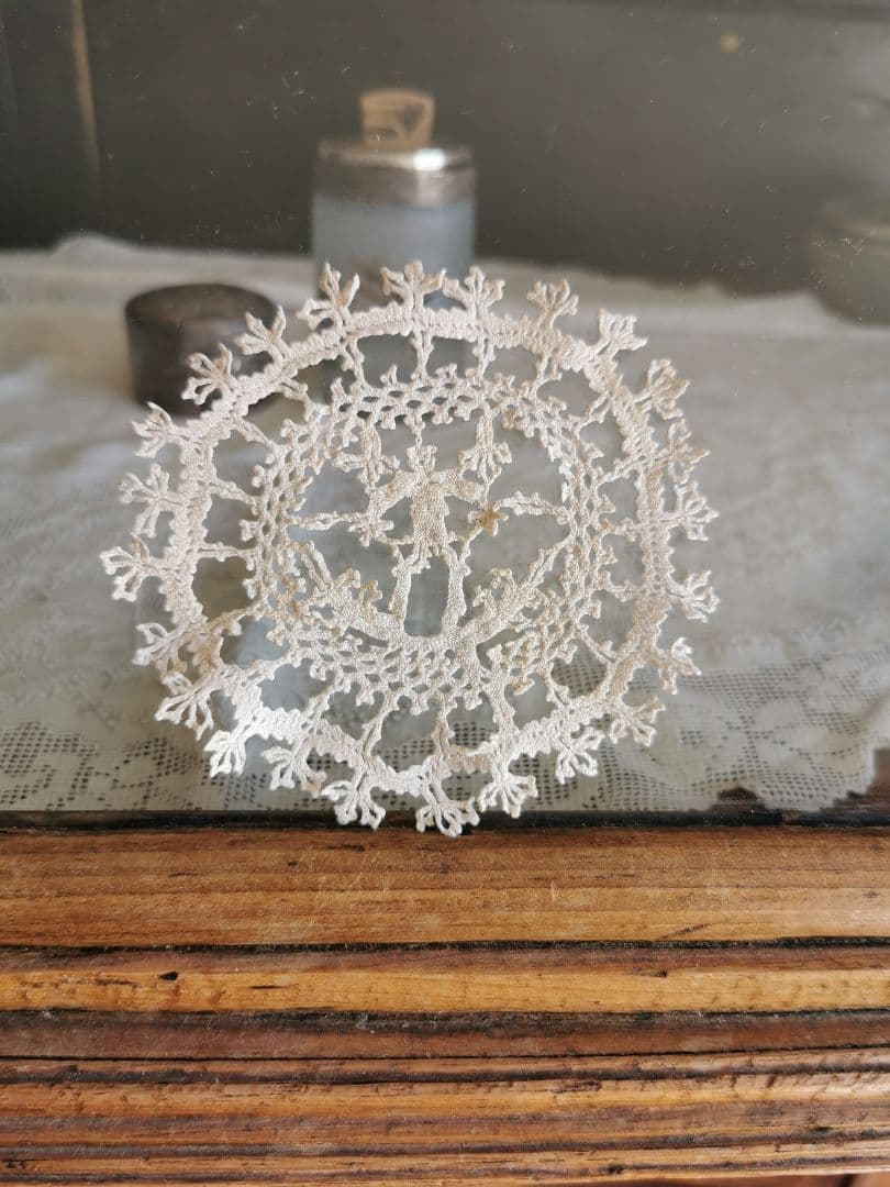 アンティーク ベルギー購入 可愛い人物像の小さなリネンドイリー フリルコースター