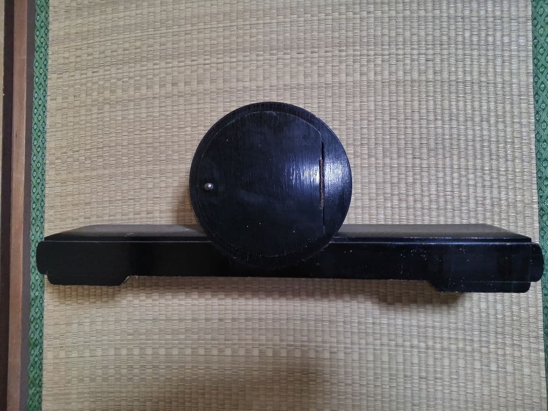 木製台座のシルバー置時計