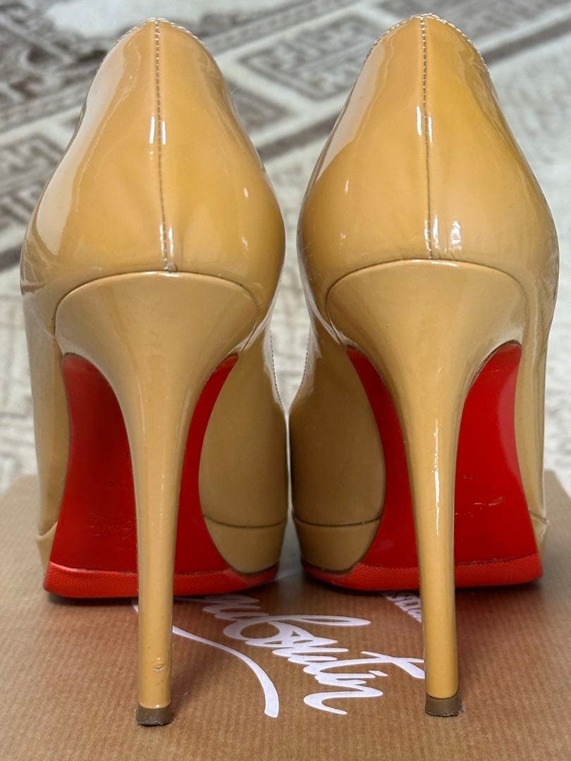 Christian Louboutin ベージュ ハイヒール